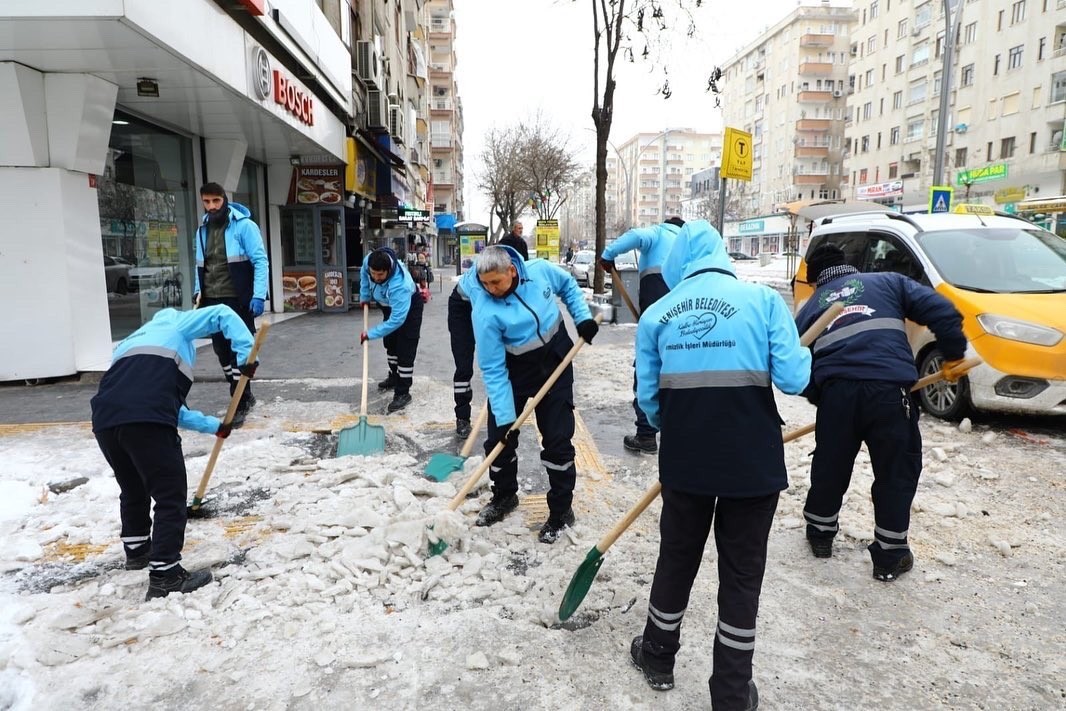 Yenişehir Belediyesi kaldırımları buzdan temizliyor #diyarbakir