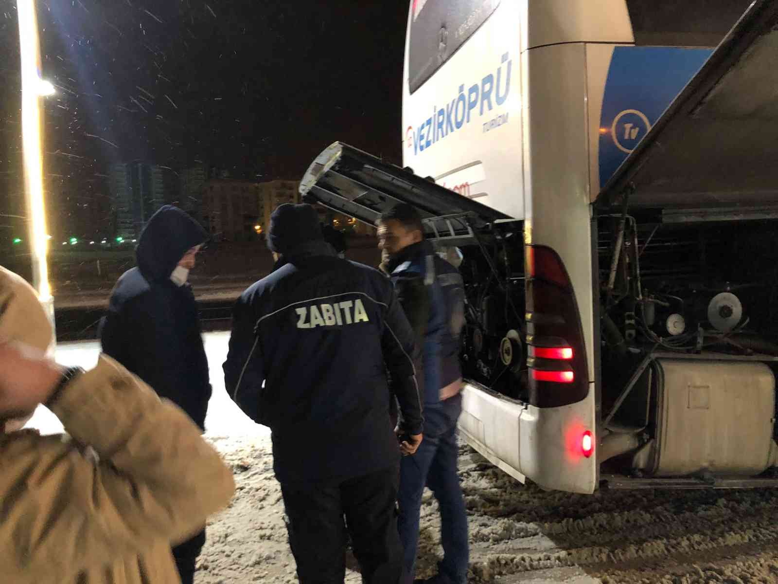 Ankara’da yolcu otobüs bozuldu, yolcular 3 saat mahsur kaldı #ankara