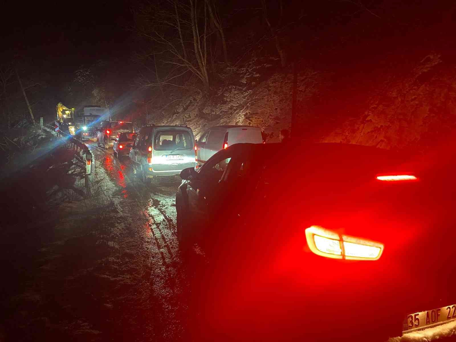 İzmir’de yoğun kar yağışı nedeniyle dağ yolunda mahsur kalan 20 kişi kurtarıldı #izmir