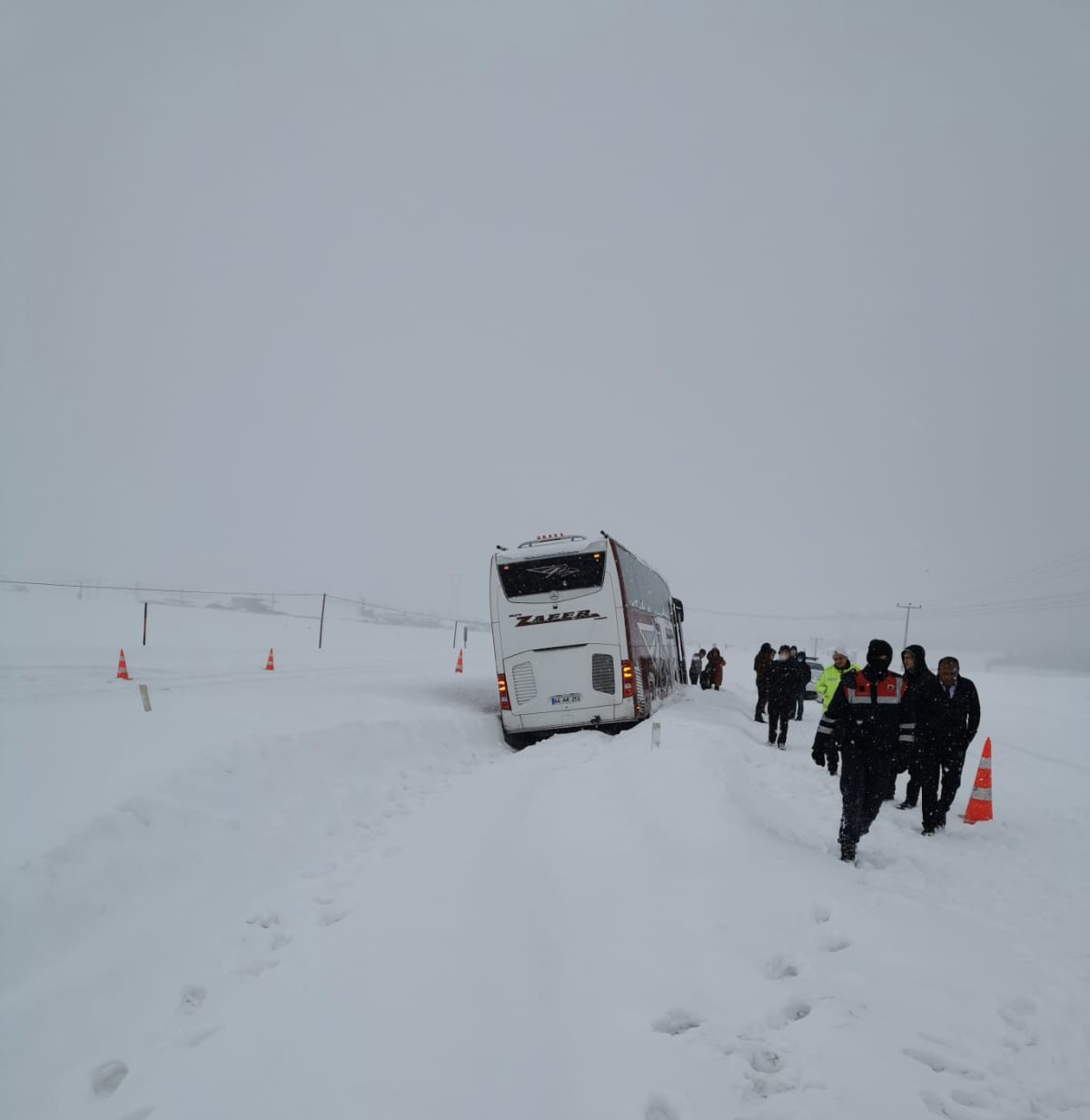 Kara saplanan otobüsü jandarma kurtardı #kahramanmaras