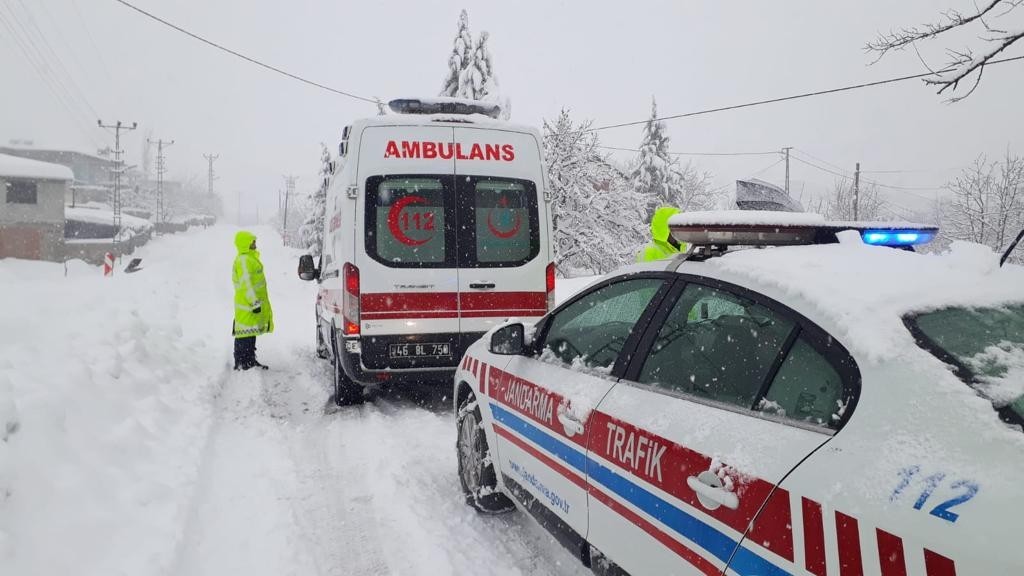 Kahramanmaraş’ta hastalanan vatandaşa ve yolda kalan ambulansa yardım #kahramanmaras