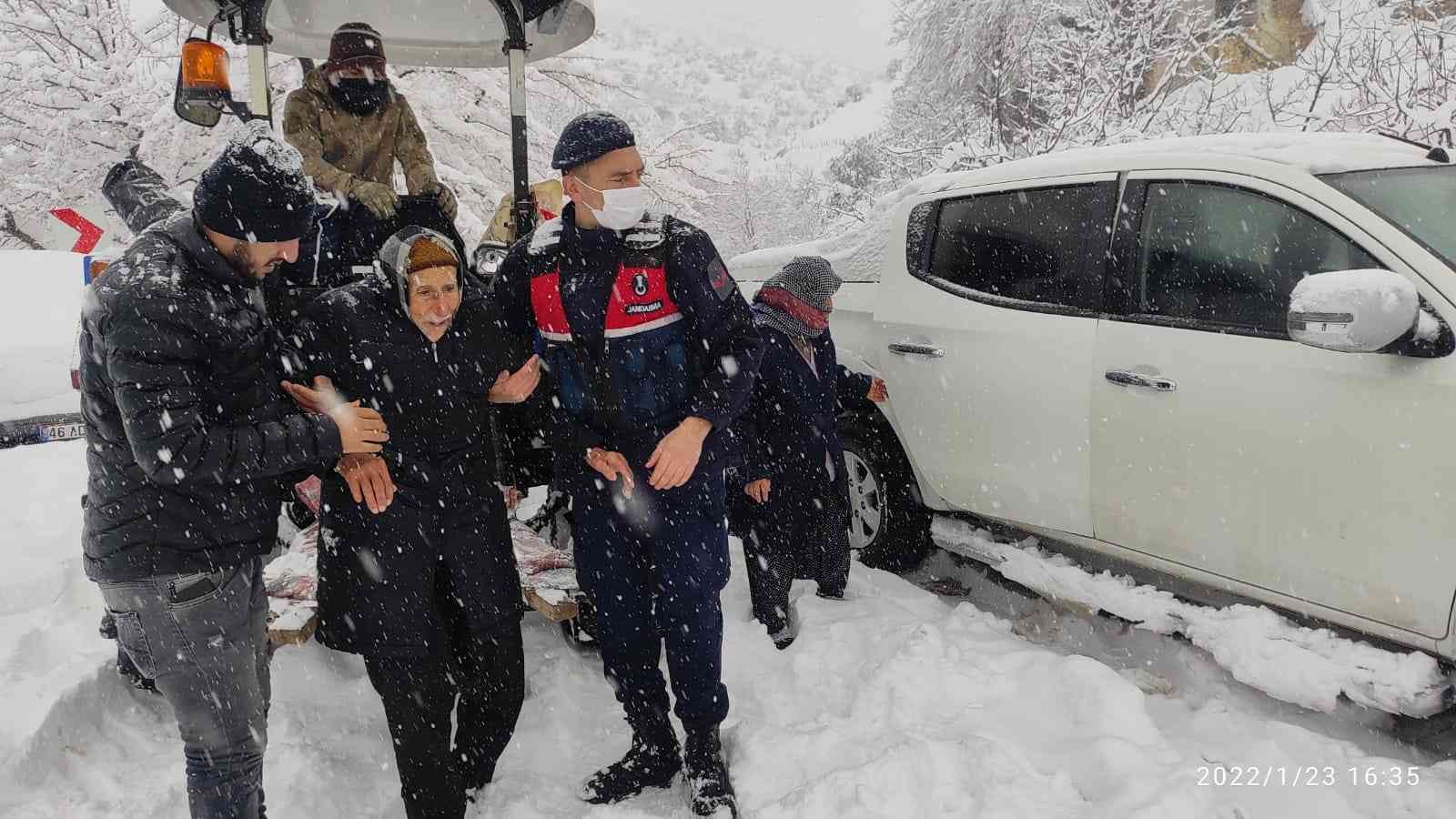 Jandarma yaşlı çifti sırtına alarak tahliye etti #kahramanmaras