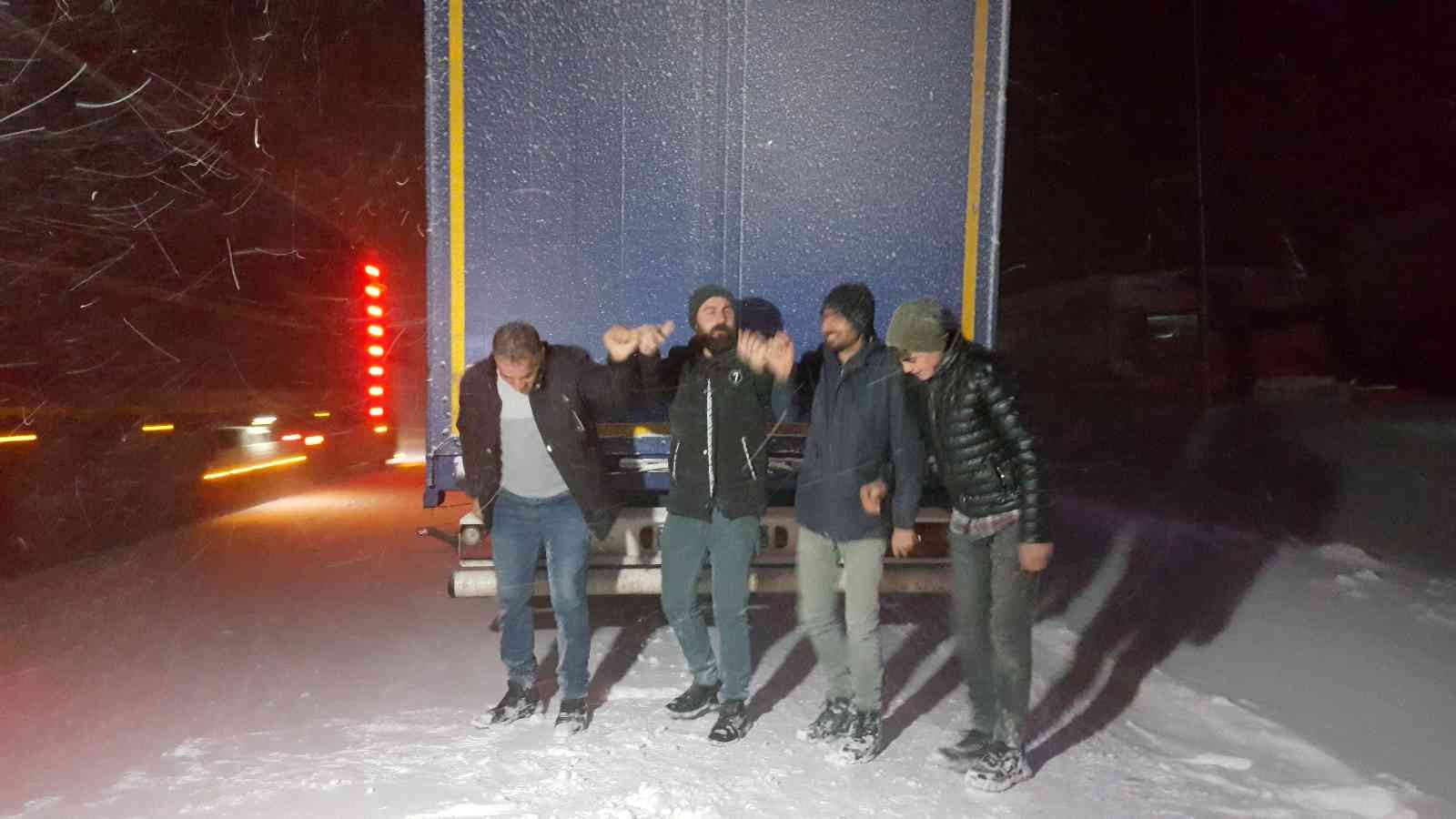 Kar ve tipi nedeniyle yolda kalan tır sürücüleri halay çekerek ısınmaya çalıştı #erzincan