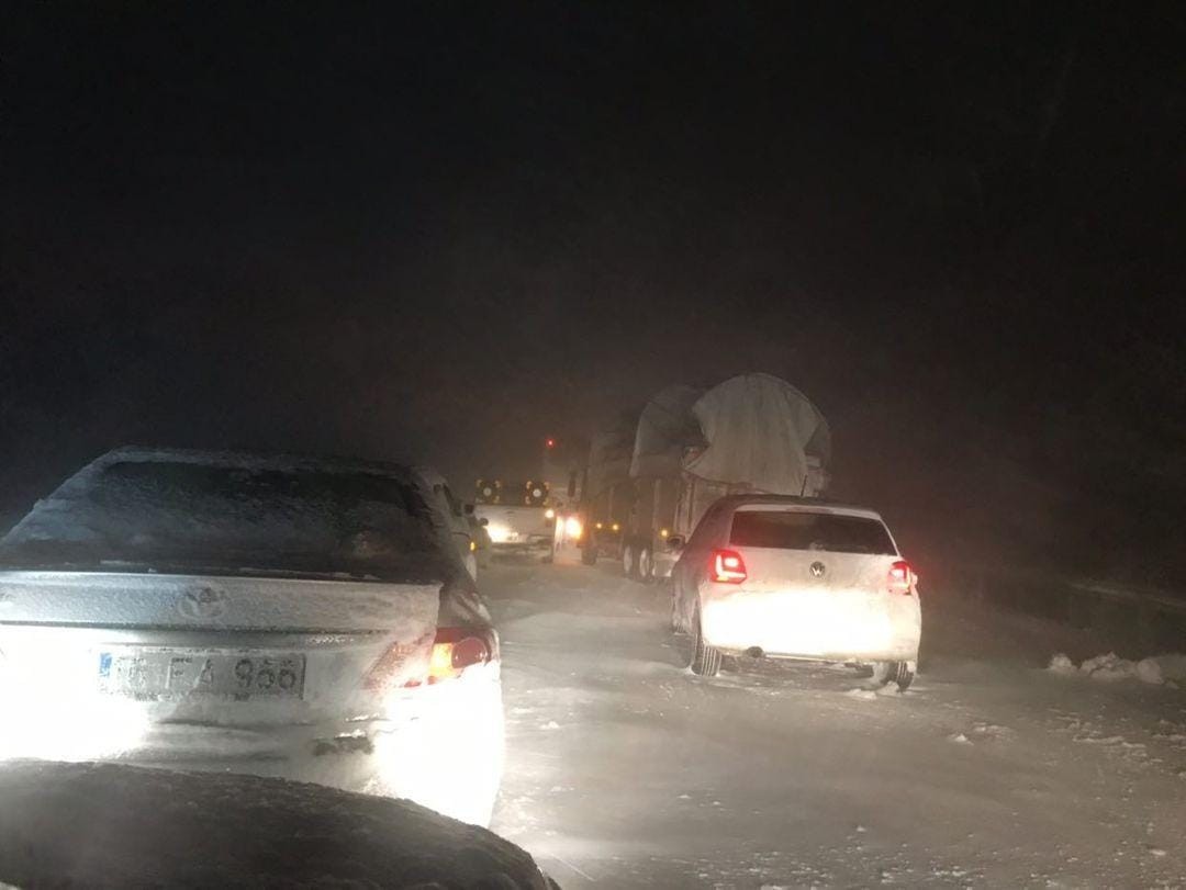 Kar ve tipi sebebiyle Diyarbakır-Şanlıurfa karayolu çift taraflı olarak ulaşıma kapatıldı. #sanliurfa