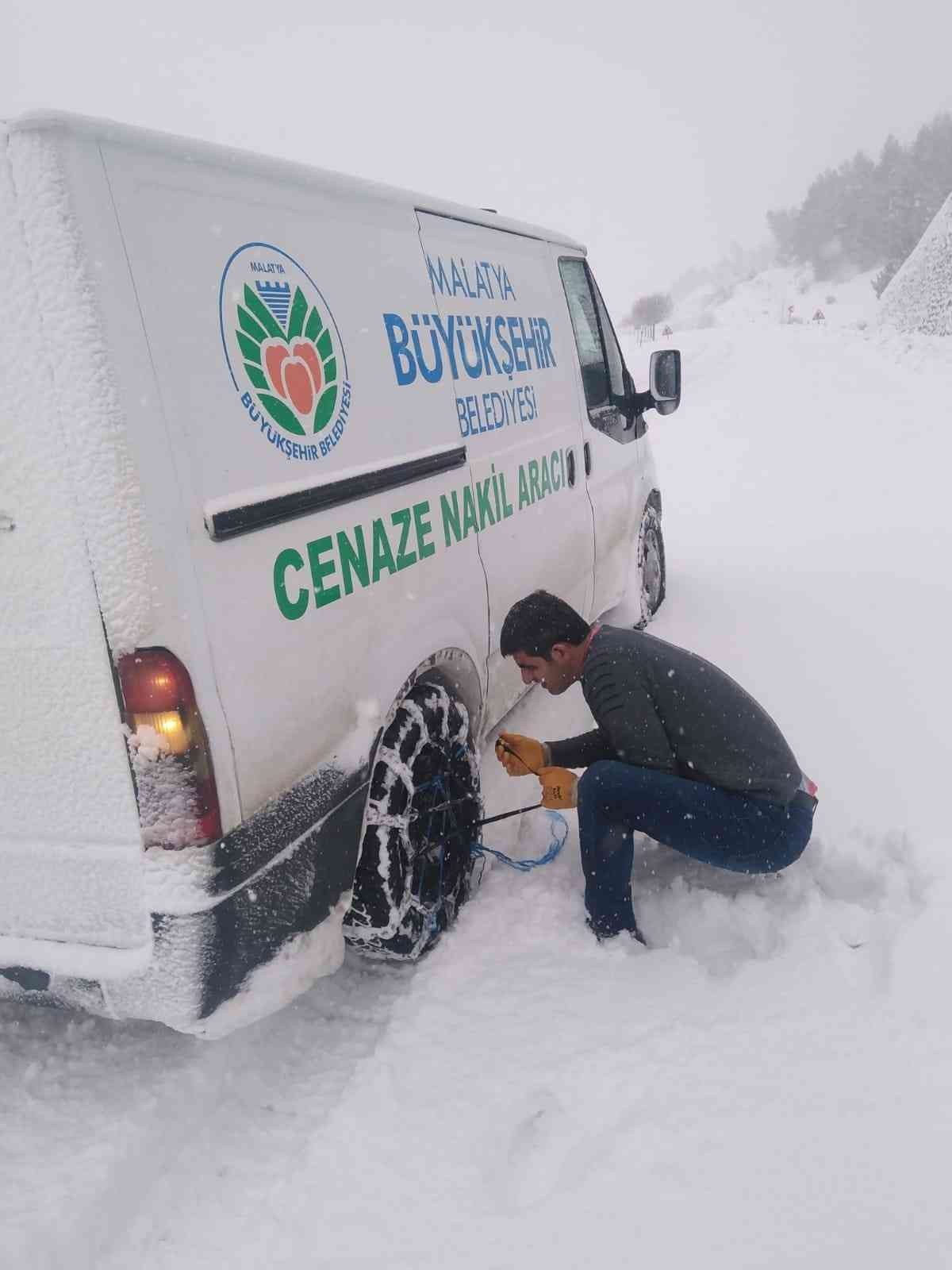 Malatya Büyükşehir mezarlıklar müdürlüğünün zorlu kar mesaisi #malatya