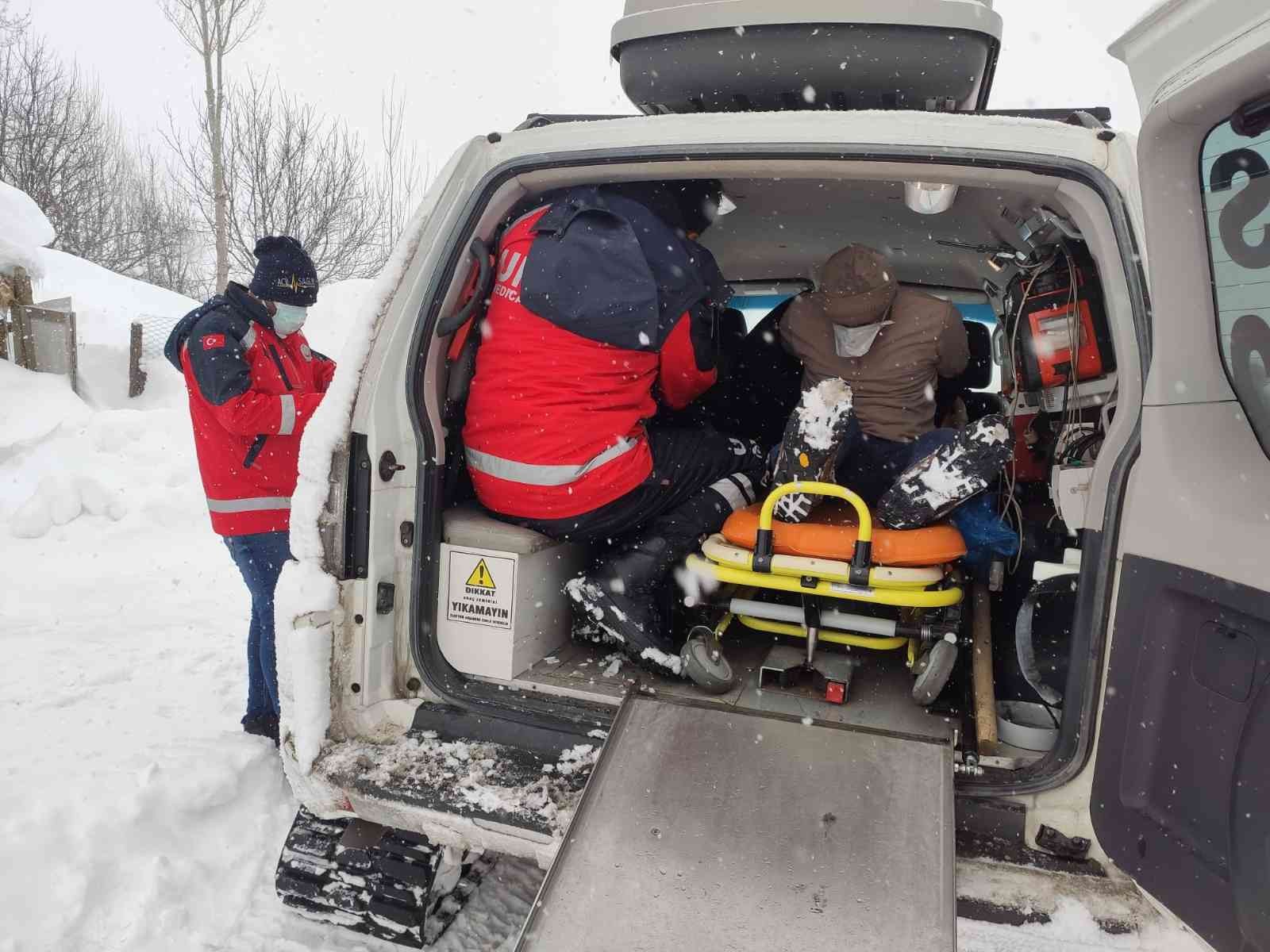 Muş UMKE ve 112 ekipleri, Covid-19 hastasını 9 saatlik çalışmayla hastaneye ulaştırdı #mus