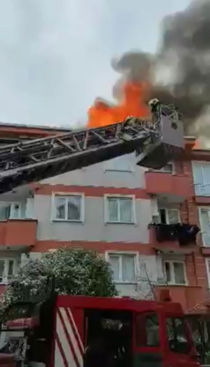 Pendik’te 5 katlı binanın çatısı alev alev yandı #istanbul