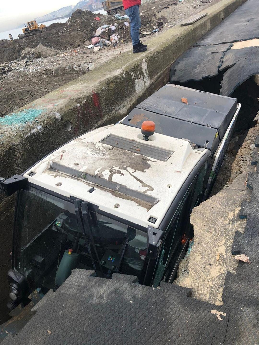 Rize’de deniz dolgusundaki beton yarılınca araç içerisine düştü #rize