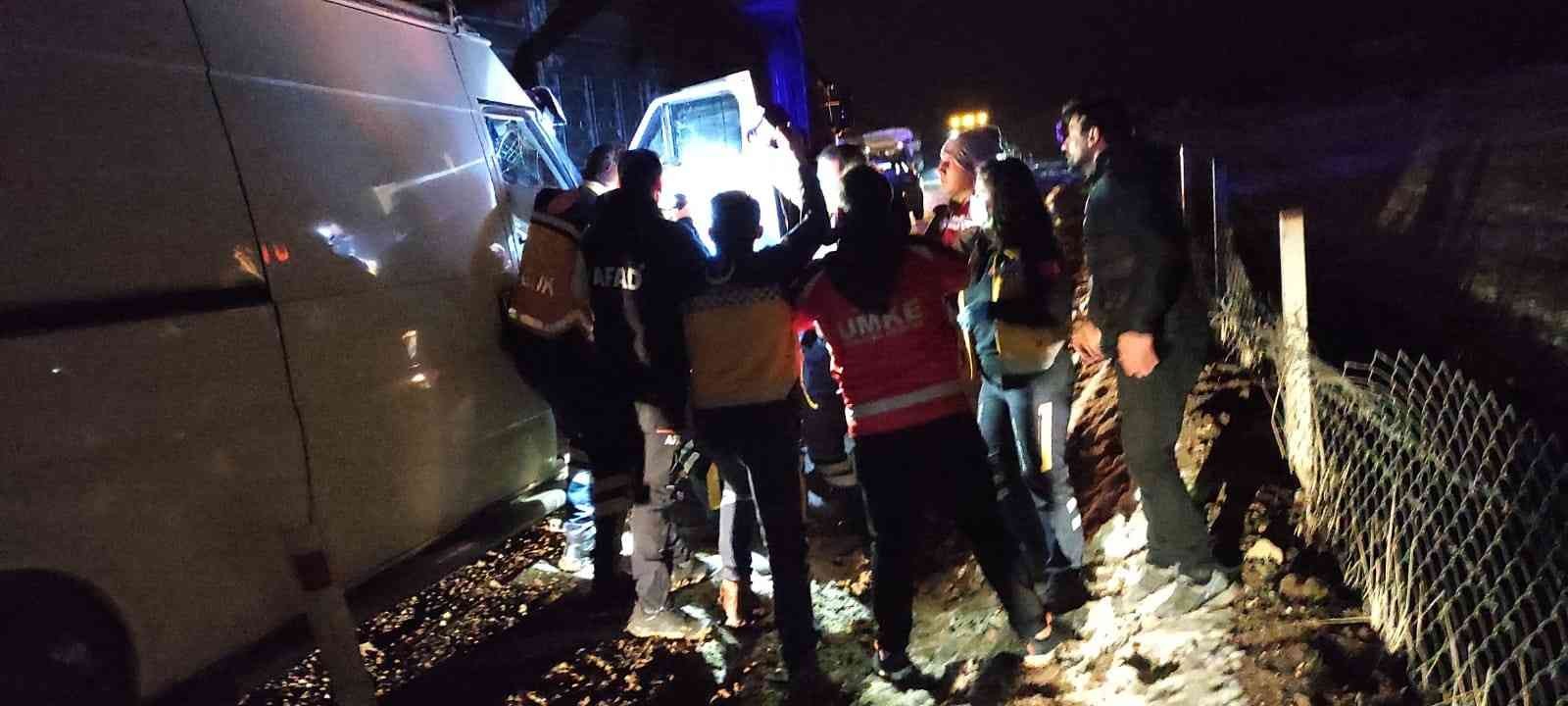 Siirt’te minibüs tıra çarptı: 2 yaralı