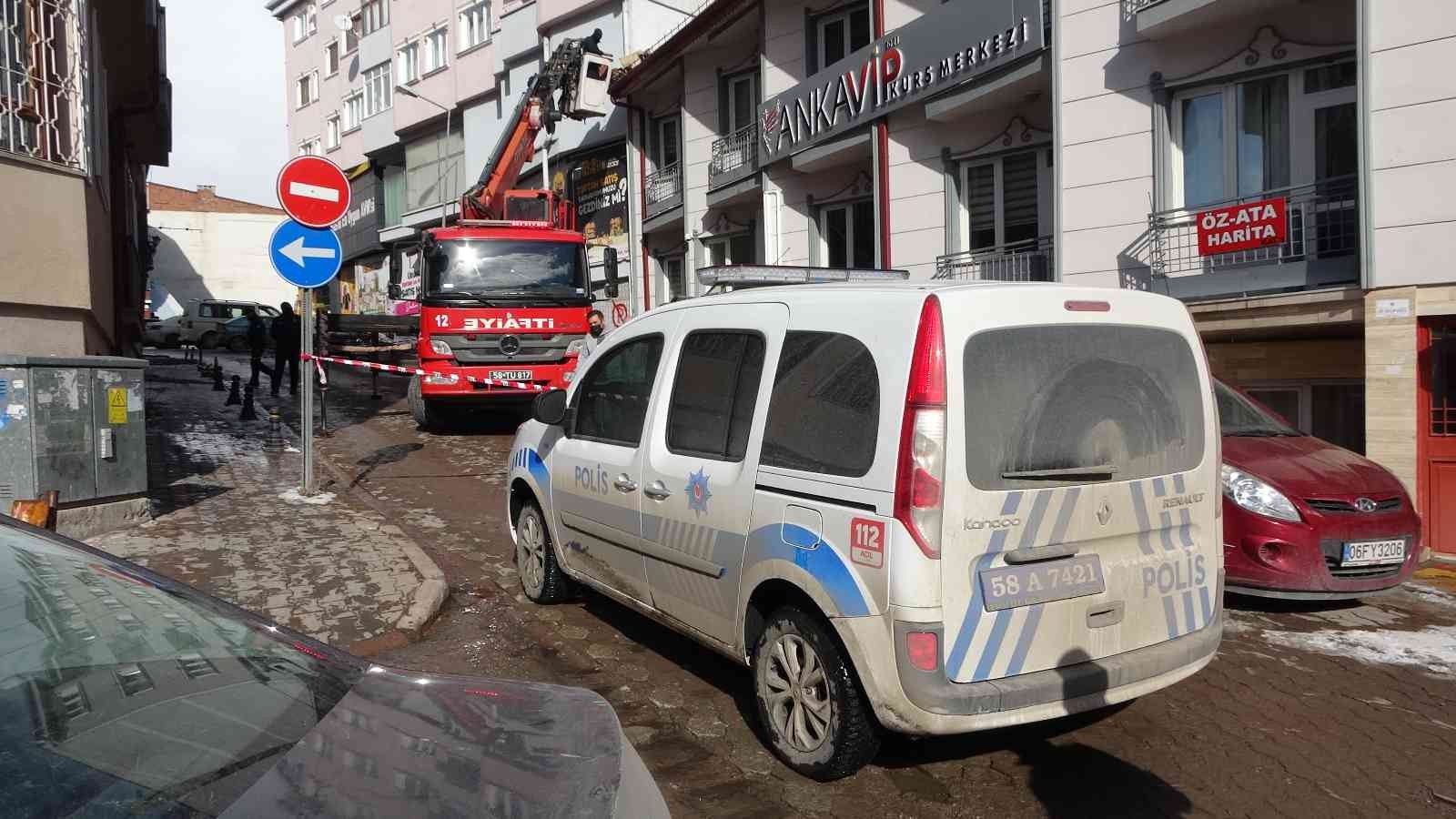 Fırtınaca uçan baca park halindeki aracın üzerine düştü #sivas