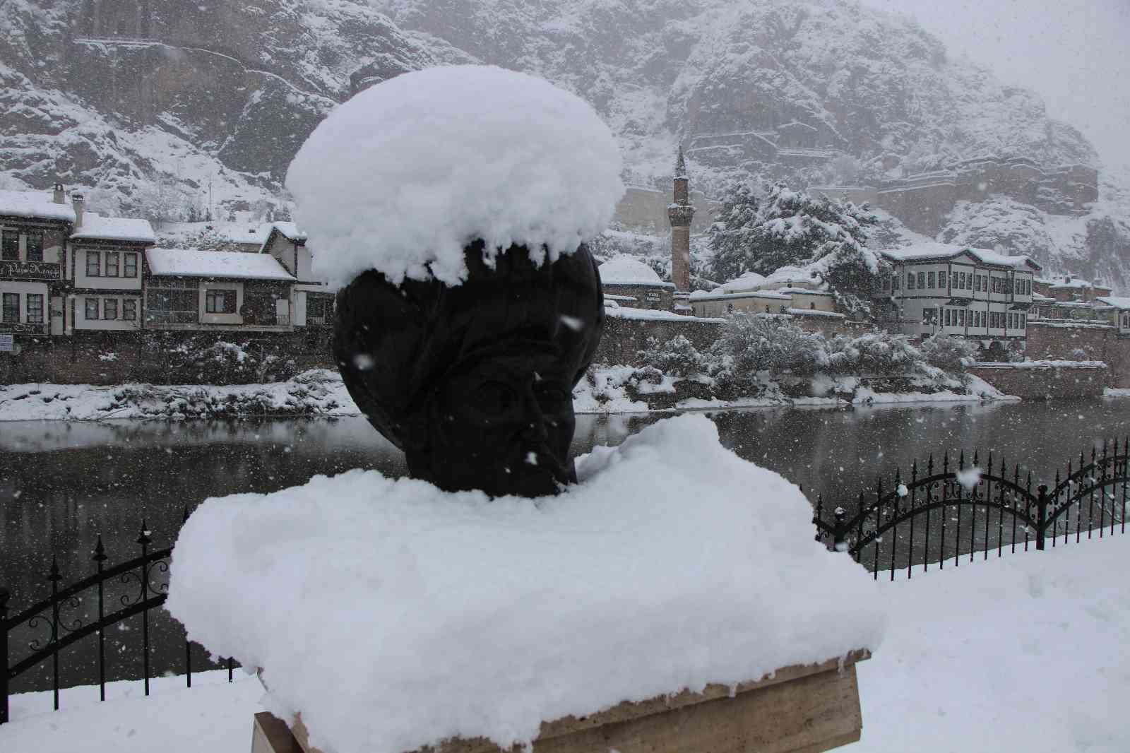 40 yıldır böyle yağış görülmeyen Amasya’da kar kalınlığı 40 santimi buldu #amasya