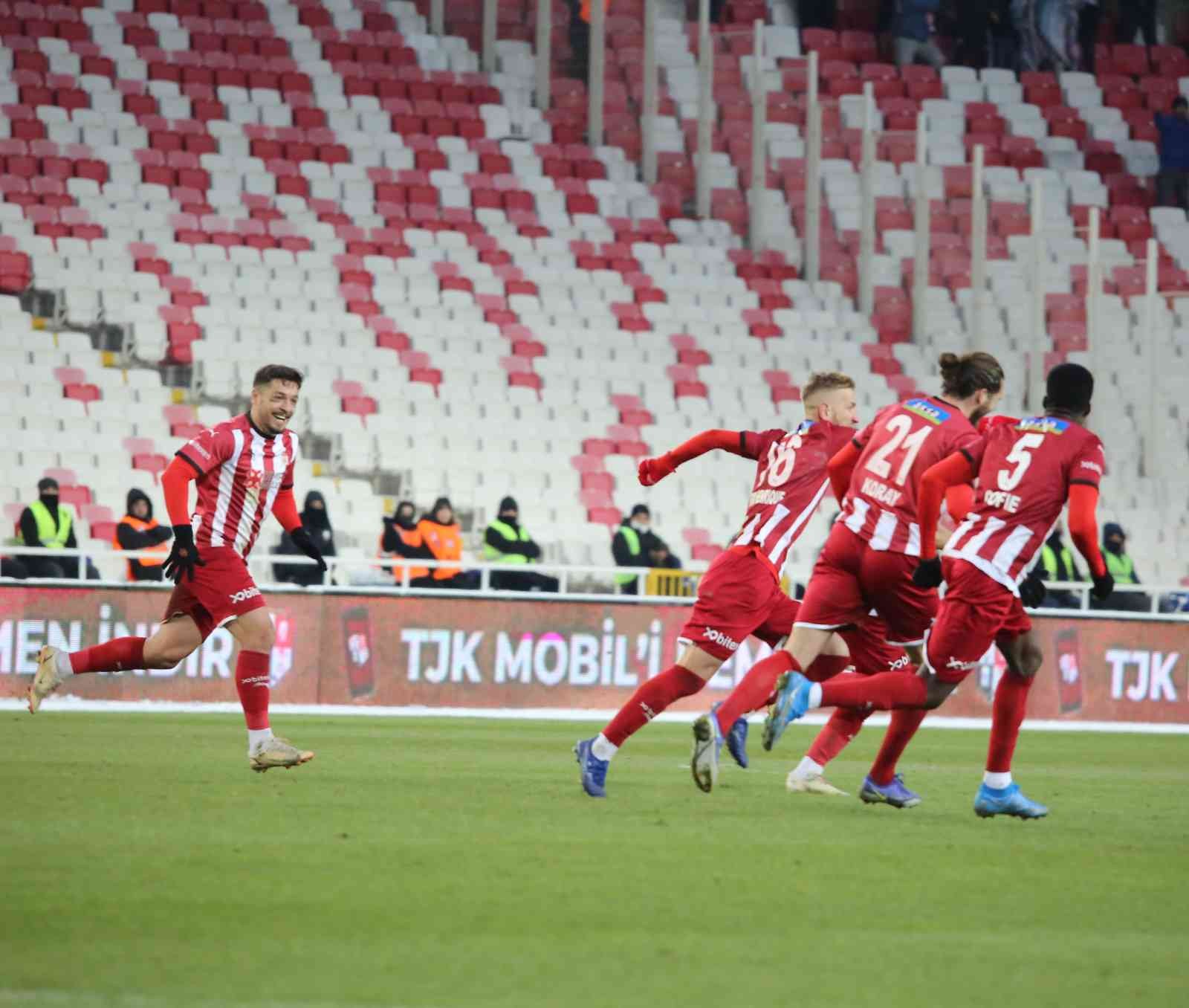 Sivasspor, evindeki yenilmezlik serisini 11 maça çıkardı #sivas