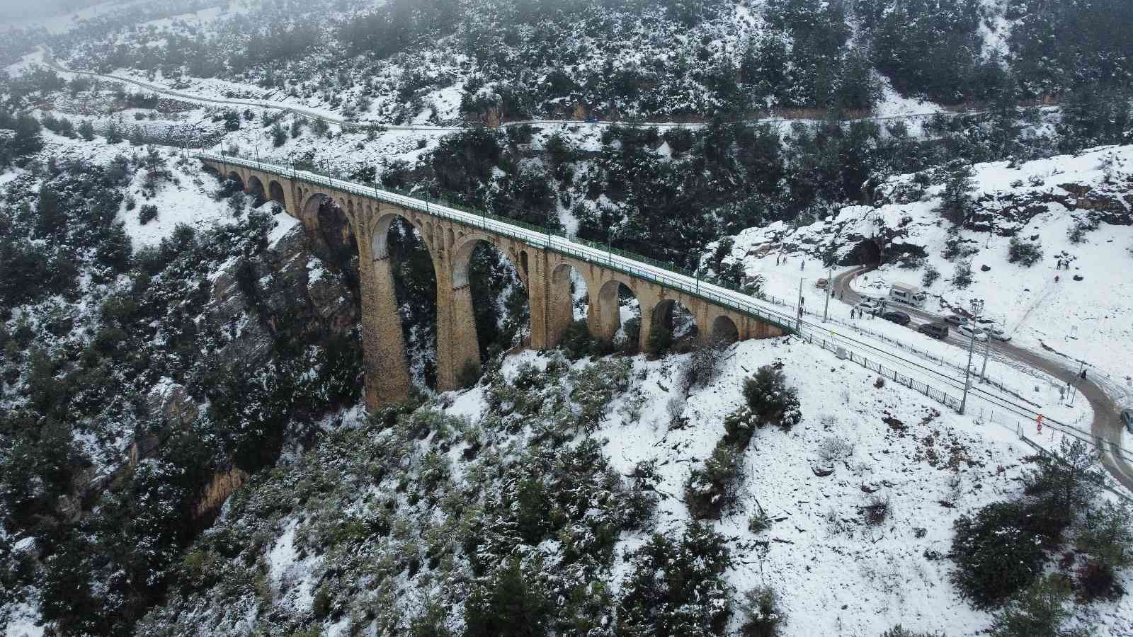 Kar ve sis manzarası ile tarihi Varda Köprüsü göz kamaştırdı #adana