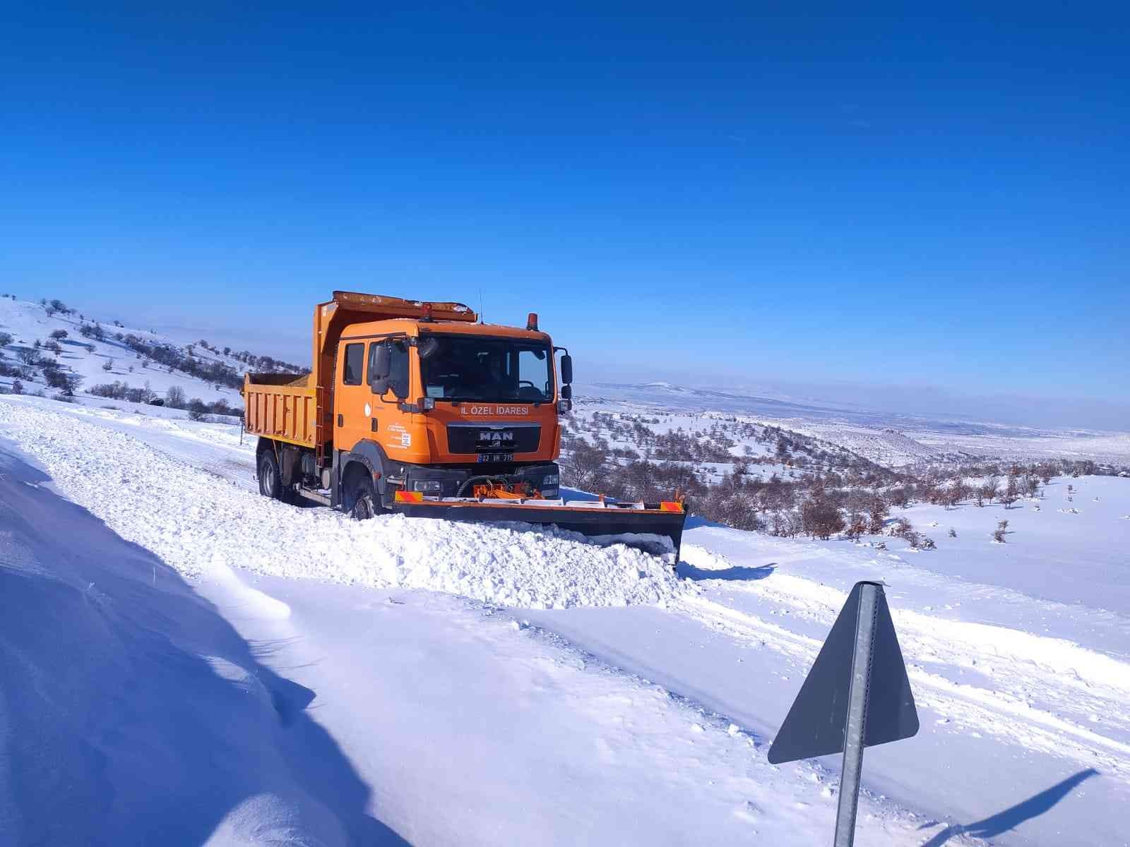 Karla mücadele ekipleri 100 araç ve 150 personelle sahada #afyonkarahisar