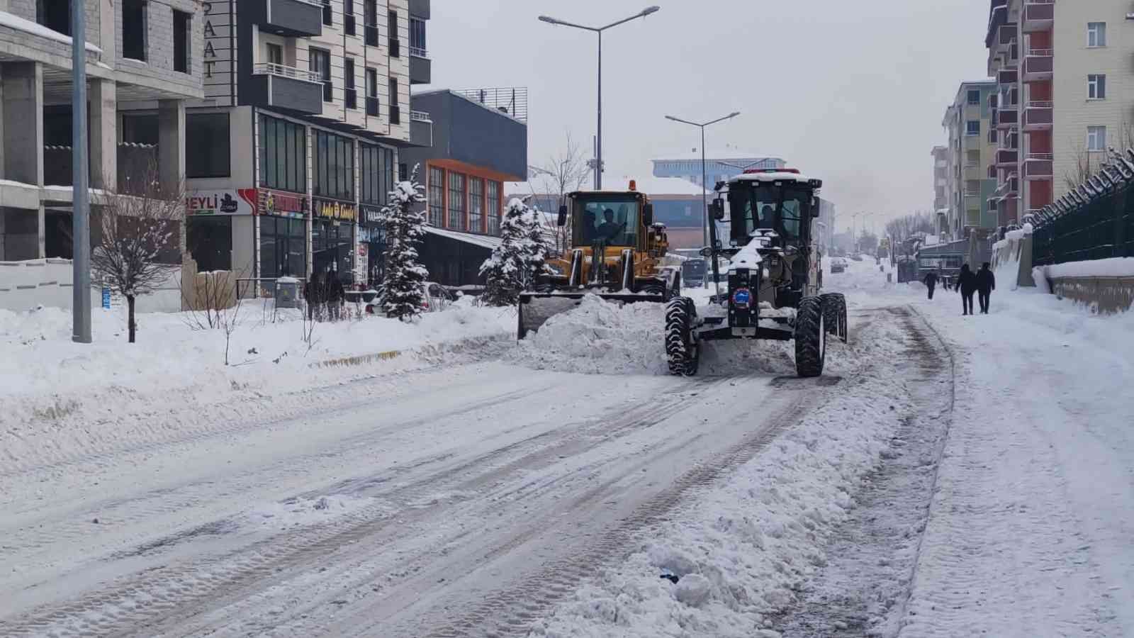 Ağrı Belediyesi kar temizleme çalışmalarına devam ediyor #agri