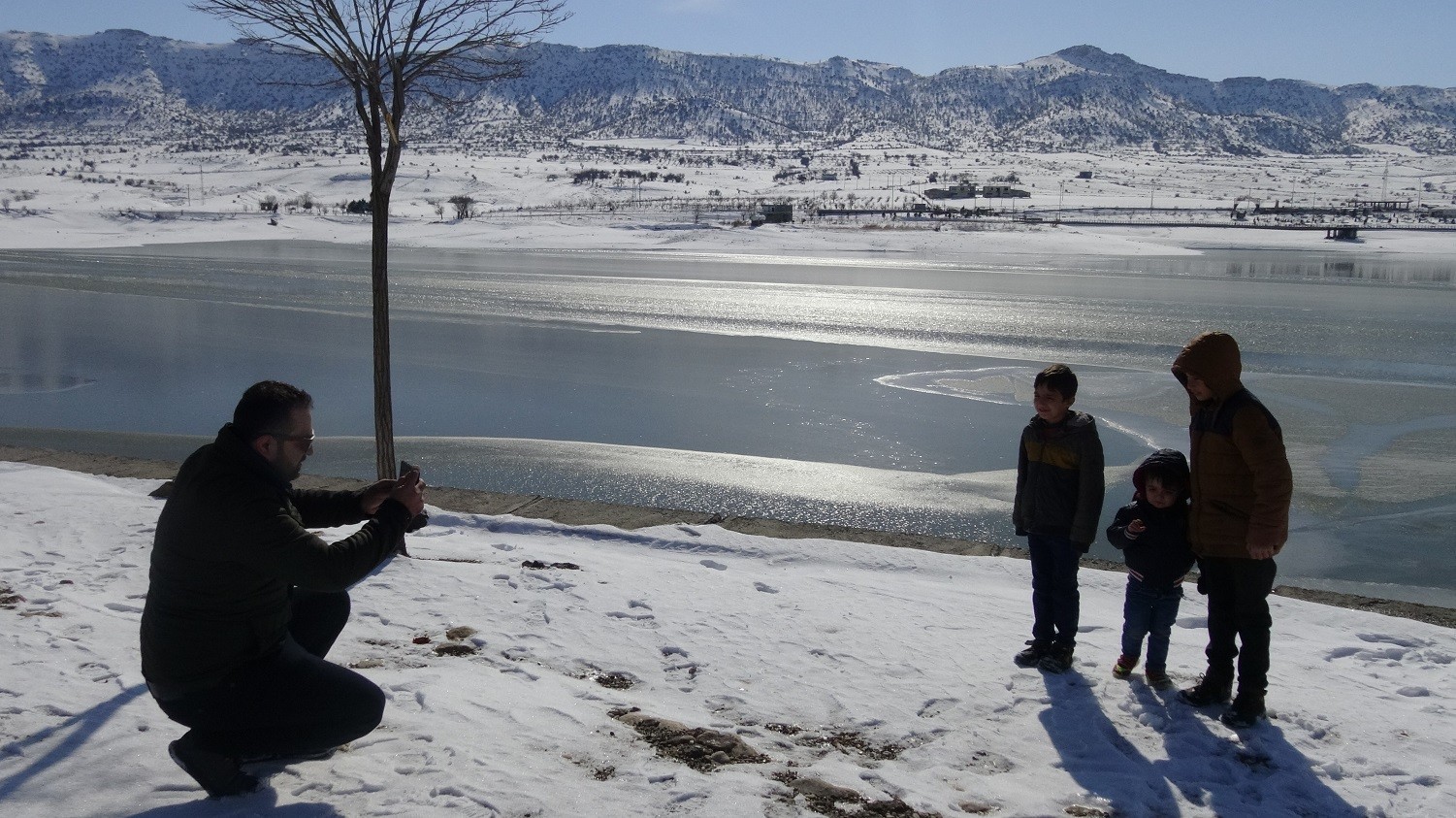 Havalar eksi 10 dereceyi buldu, gölette 20 santimlik buz tabakası oluştu #batman