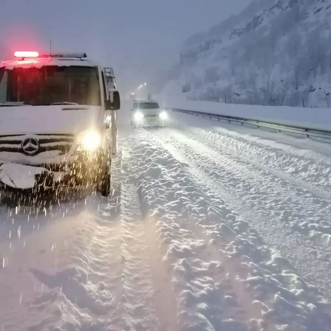Bitlis’te karda mahsur kalanlara AFAD yardım etti #bitlis