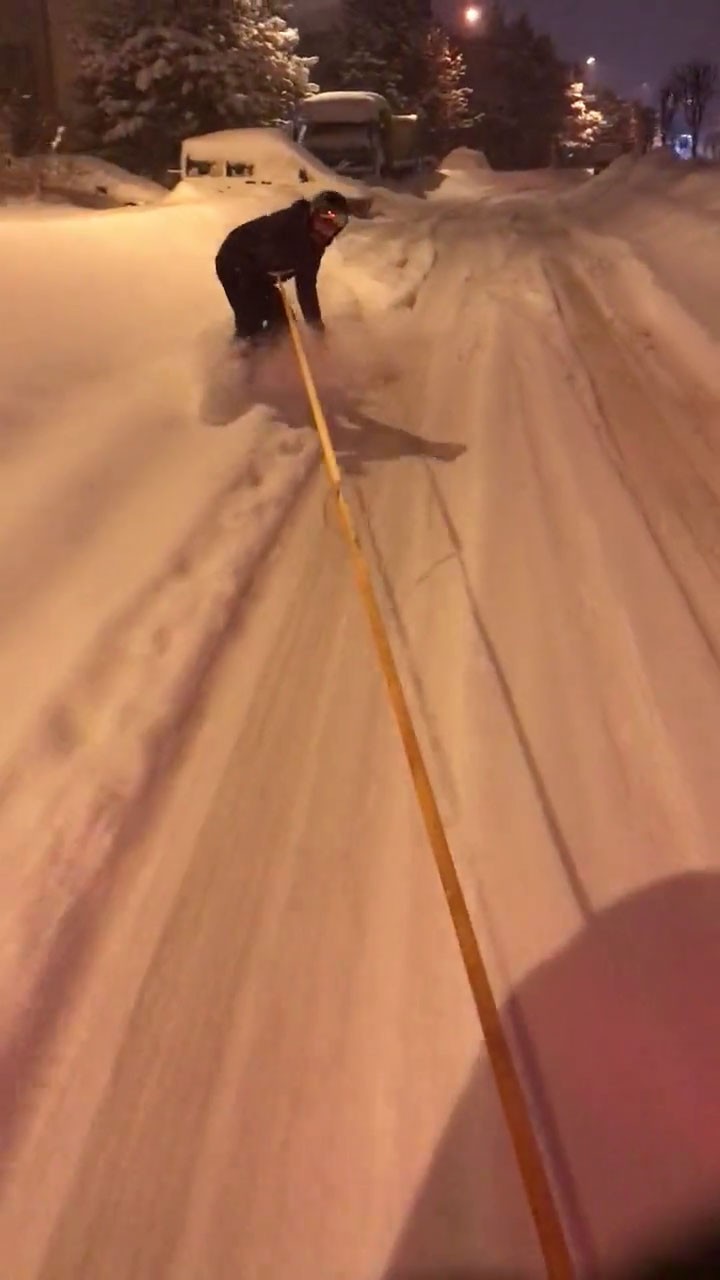 Kar keyfini sokaklarda snowboard yaparak çıkardı #bolu