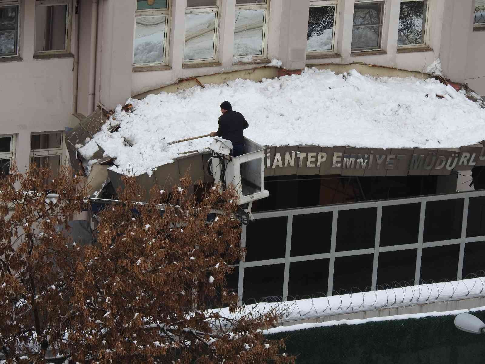 Emniyet müdürlüğünün kapı girişi çatısına düşen kar kütleleri vinç yardımıyla temizleniyor #gaziantep