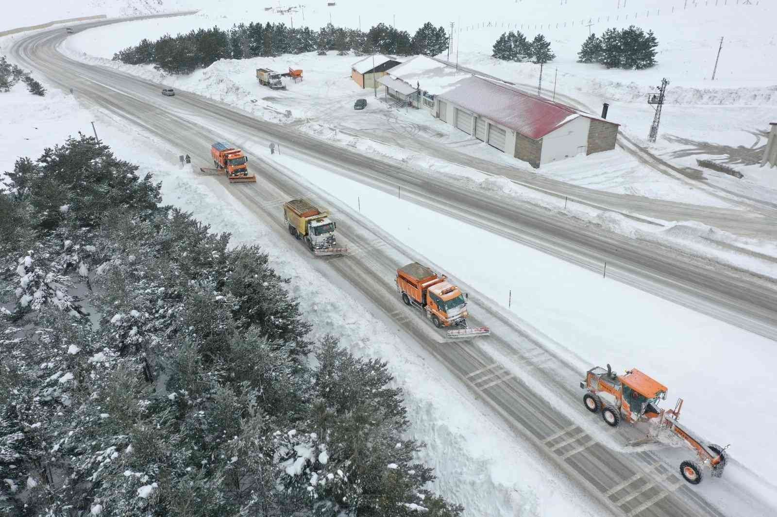 Erzincan’da kar ve tipi, karayolu, demiryolu ile havayolu ulaşımını aksattı #erzincan
