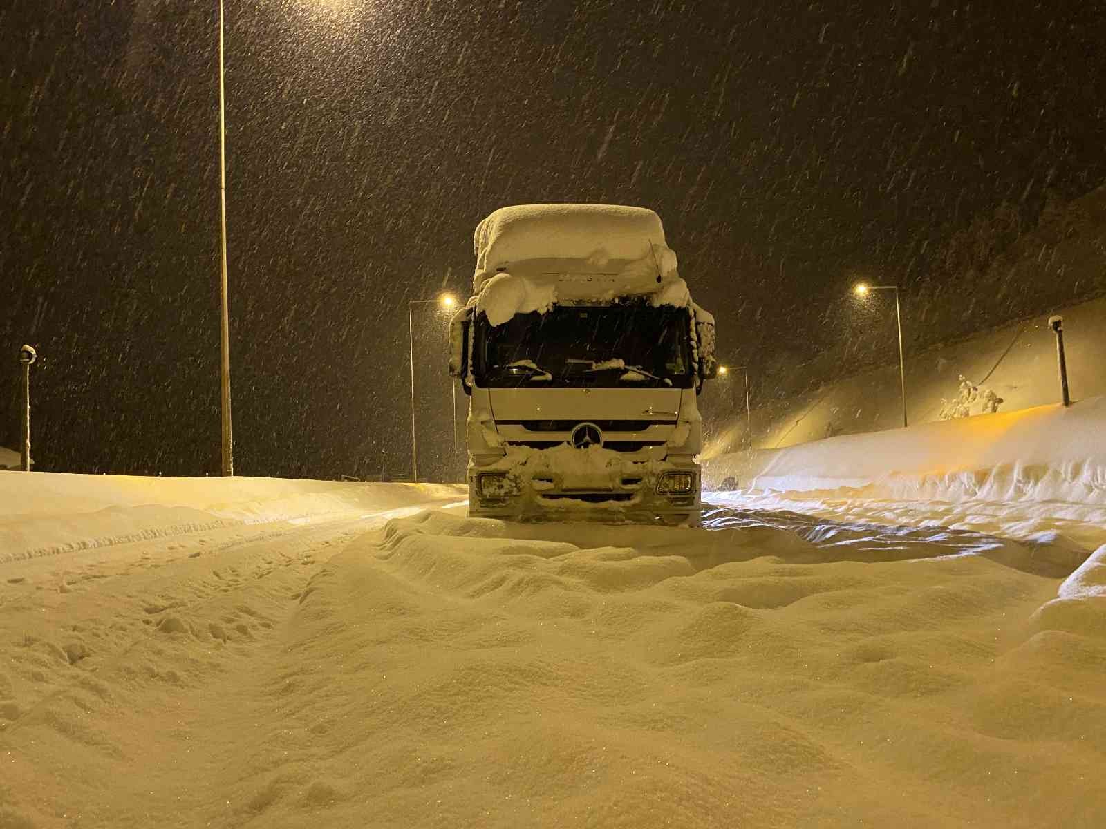 TEM Otoyolu Bolu Dağı geçişinde yol 8 saattir ulaşıma kapalı, kontak kapatan araçlar beyaza büründü #duzce