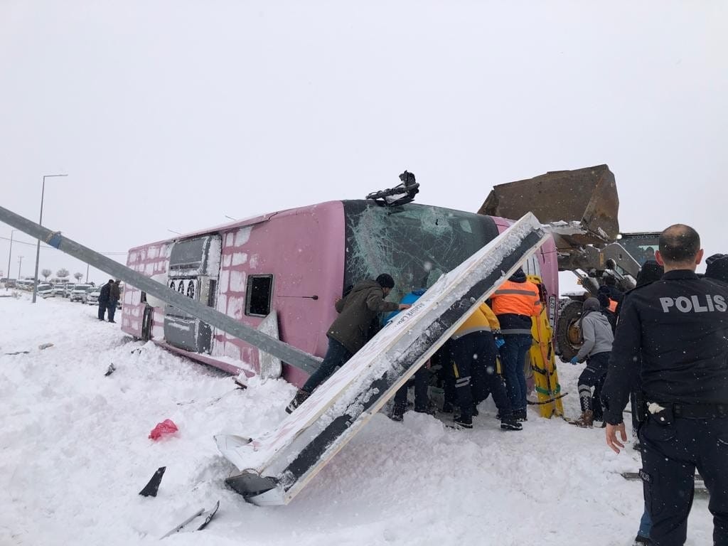Giresun’da yolcu otobüsü karlı ve buzlu yolda şarampole yuvarlandı: 1’i ağır 10 yaralı #giresun