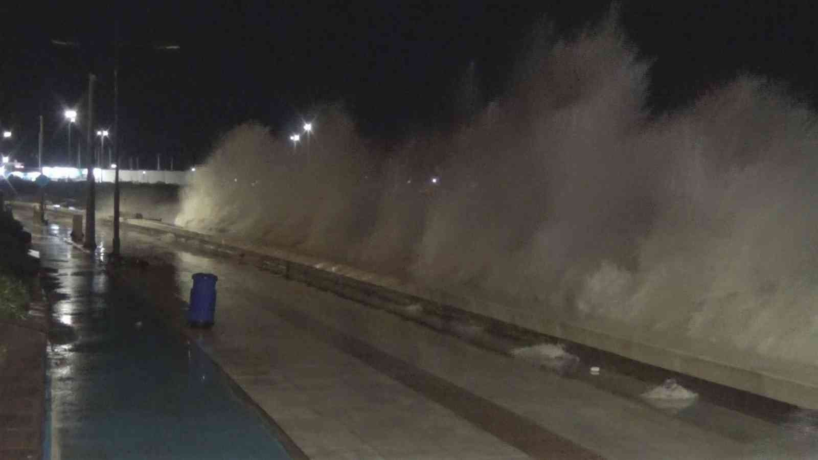 İzmir’de fırtına nedeniyle deniz taştı #izmir