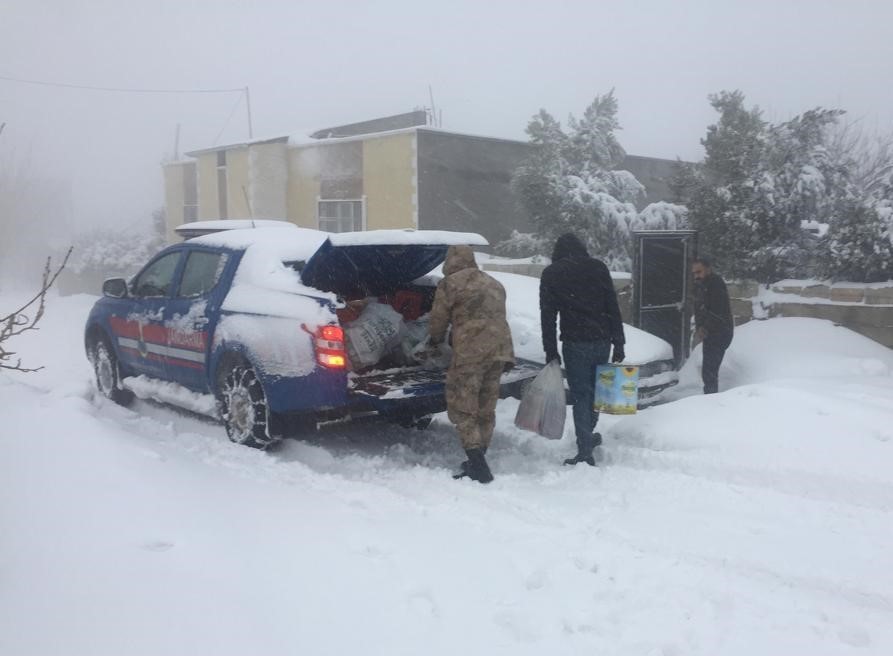 Jandarmadan karda mahsur kalanlara gıda yardımı #adiyaman