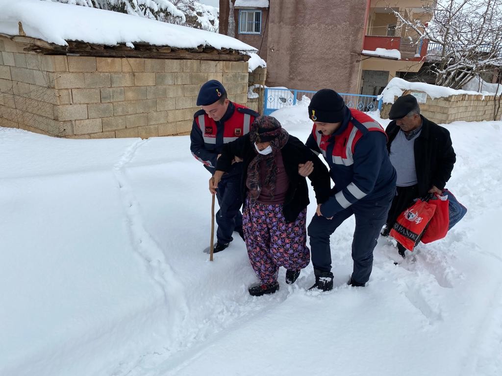 Jandarmadan yaşlı hastaya yardım eli #kahramanmaras