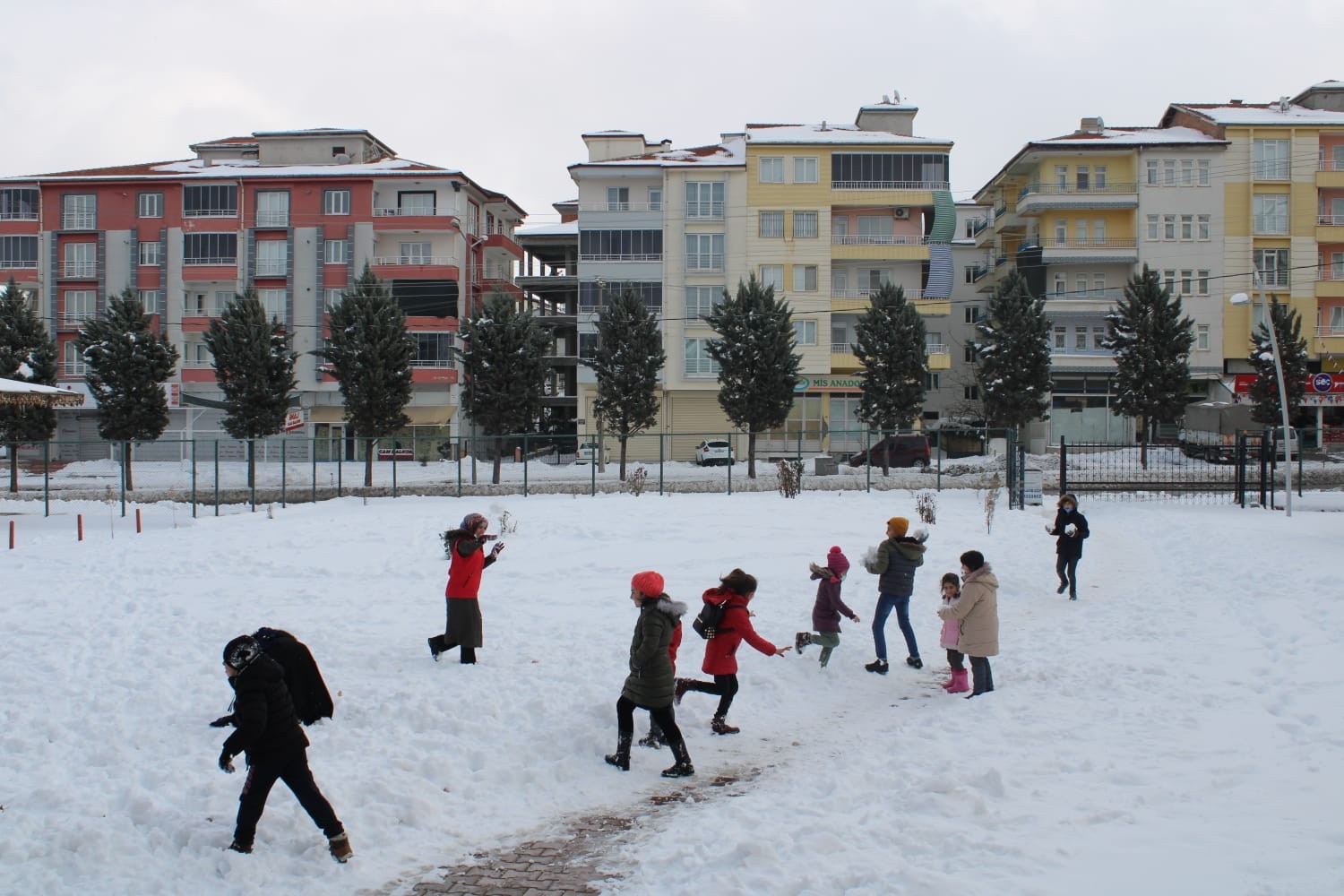 Kar yağışının keyfini çocuklar çıkarıyor #malatya