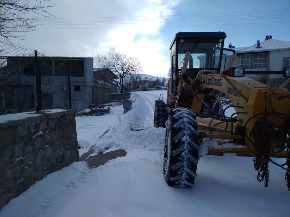 Kayseri’de ulaşıma kar ve tipi engeli; 173 mahalle yolu ulaşıma kapalı #kayseri