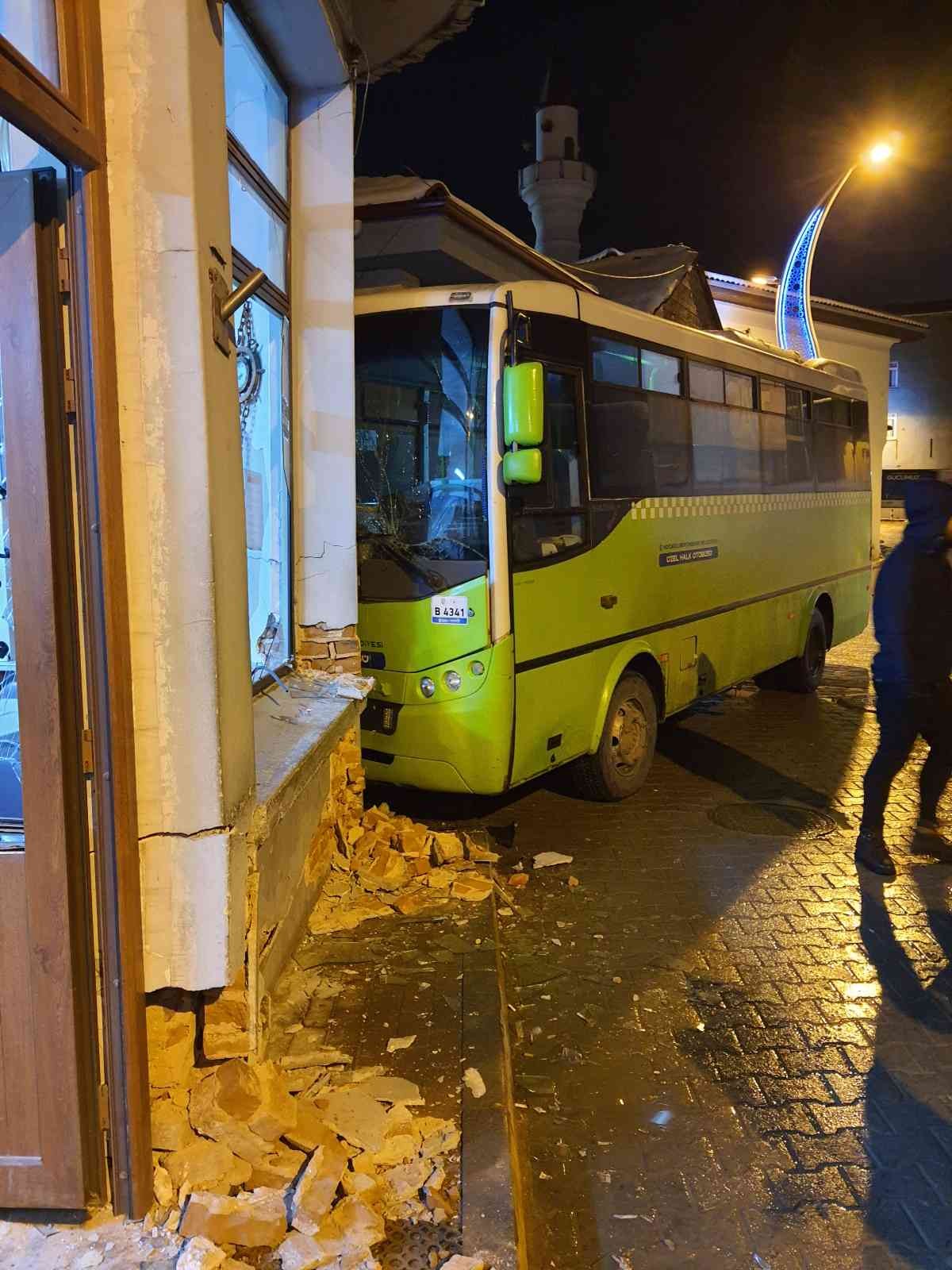 El freni çekilmeyen yolcu minibüsü kıraathane duvarına çarptı #kocaeli