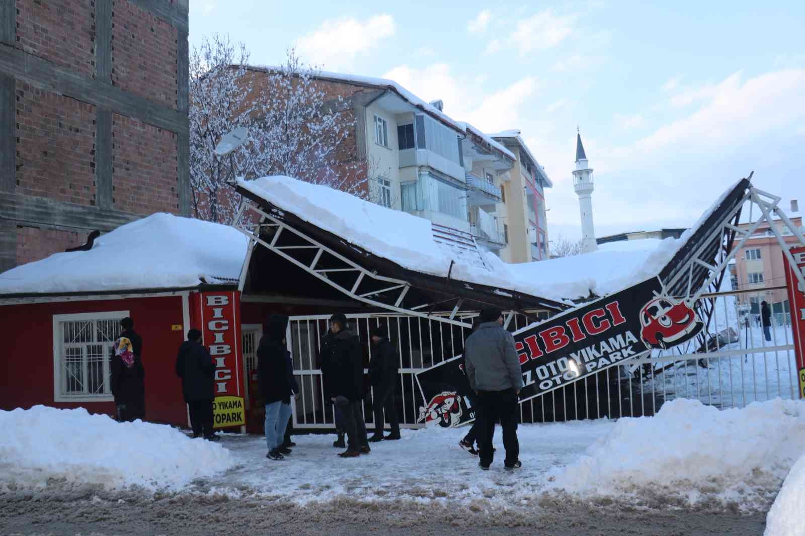 Malatya’da kar nedeniyle oto parkın çatısı çöktü #malatya