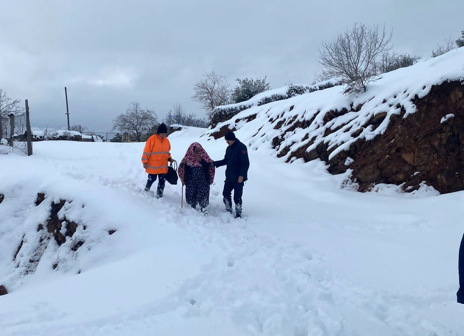 Yol kardan kapandı, hasta kadının imdadına ekipler yetişti #osmaniye