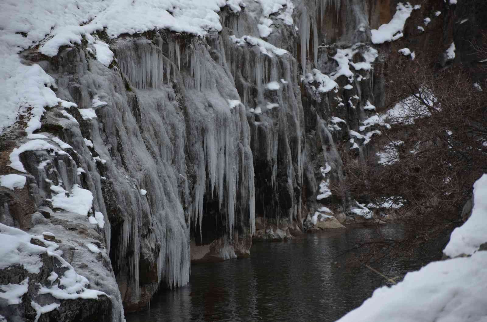 Eksi 20 dereceyi gören Şırnak’ta dev buz sarkıtları oluştu