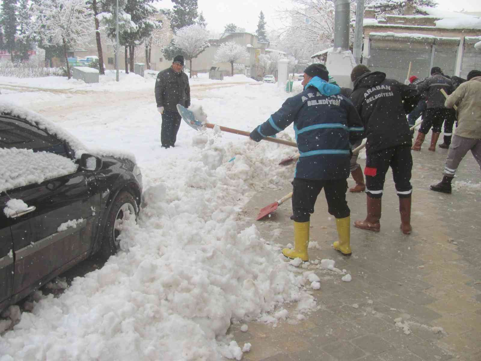 Son 54 yılın en etkili kar yağışında karla mücadele sürüyor #gaziantep