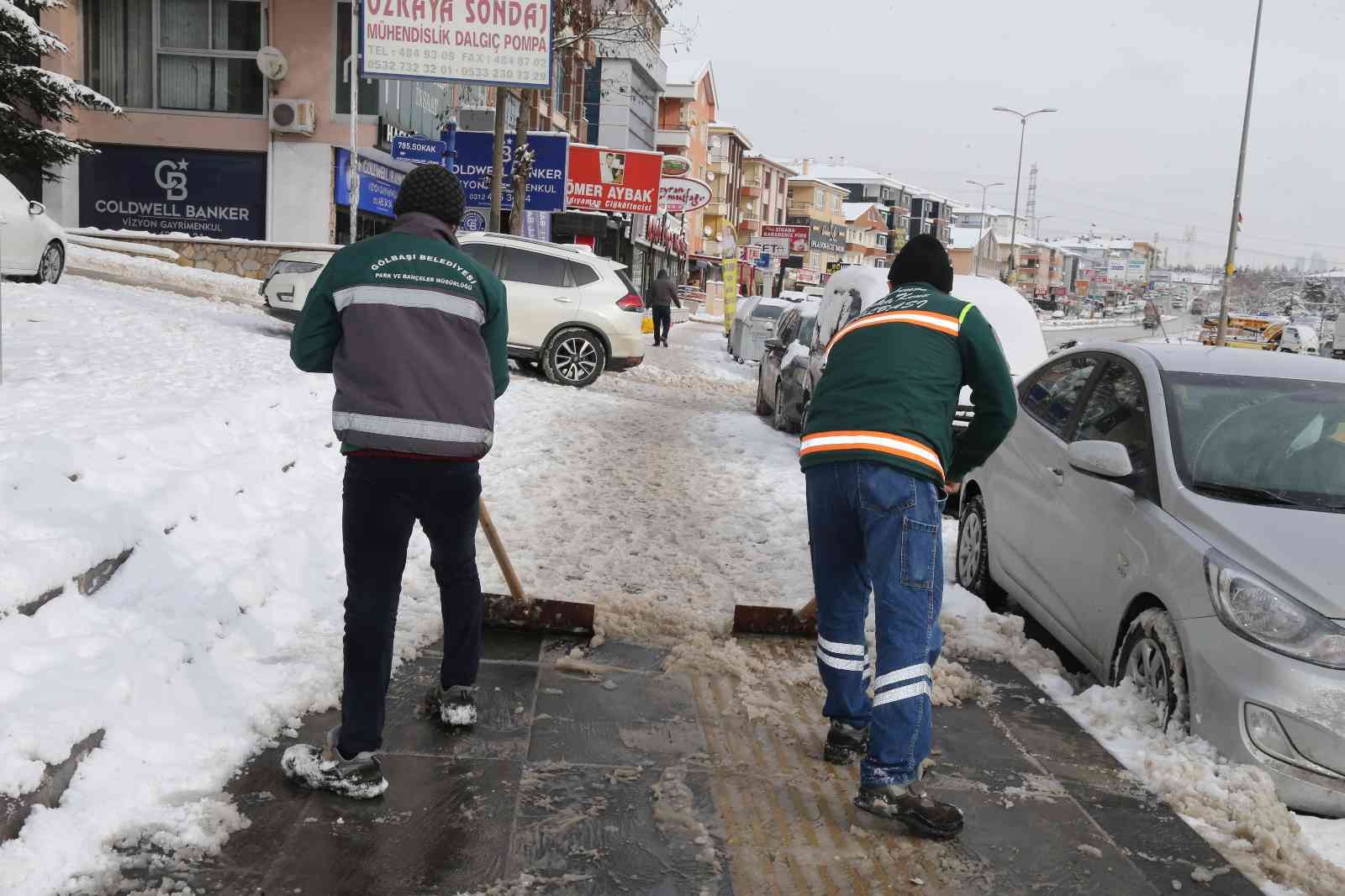 Gölbaşı Belediyesi ekipleri kar mesaisinde #ankara