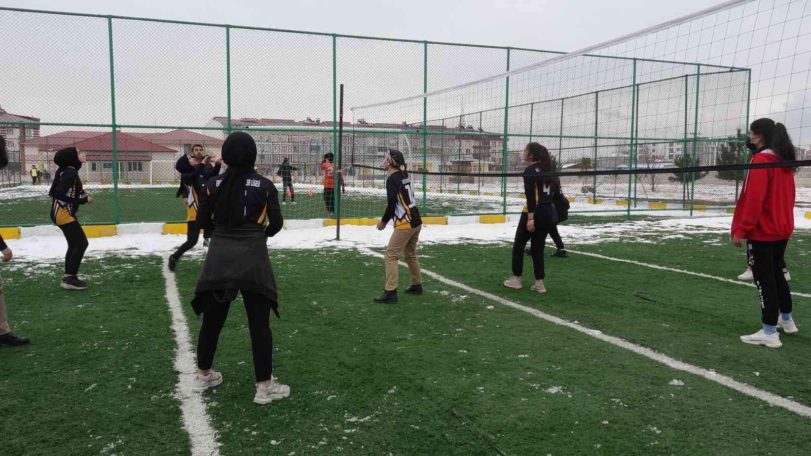 Erciş’te atık malzemelerden öğrenciler için spor sahası, kafeterya ve kültür evi yapıldı #van