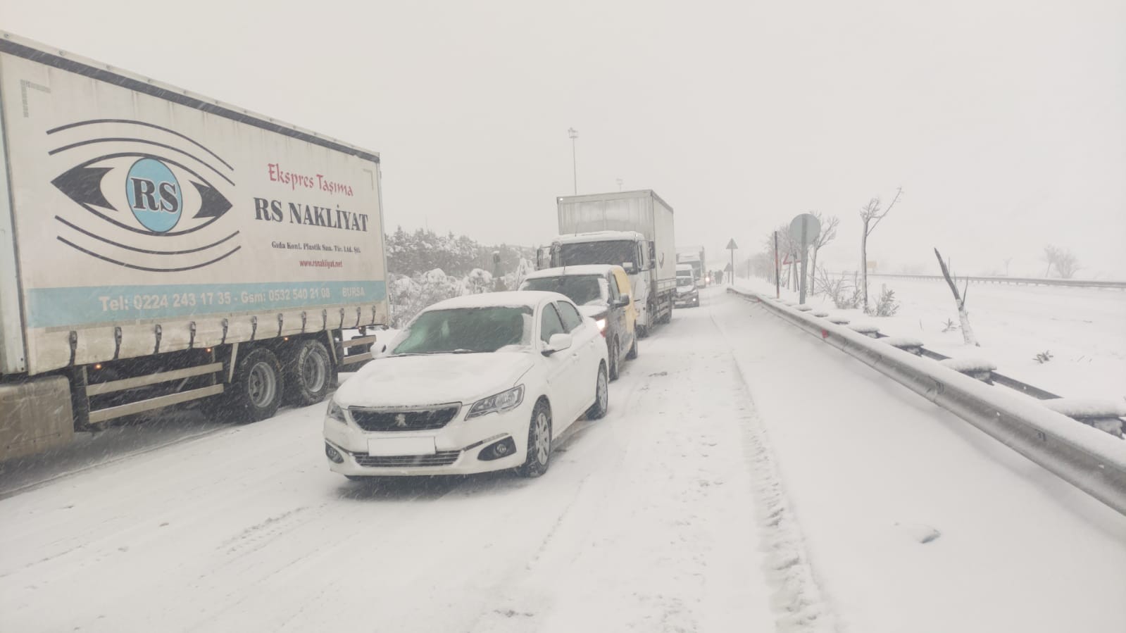Süpürgelik’te trafik akışına kar engeli #bursa