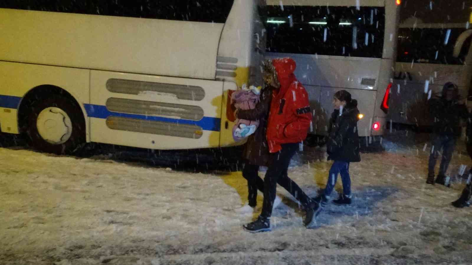 Karda mahsur kalan yolcular, valizlerini alıp geri dönmeye çalıştı #duzce