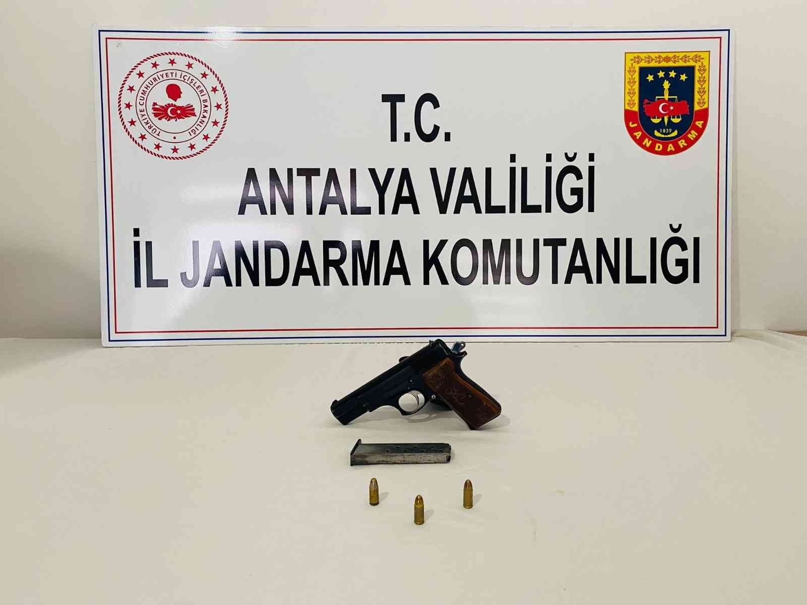 Şüpheli hareketlerde bulunan şahsın üzerinde tabanca bulundu #antalya