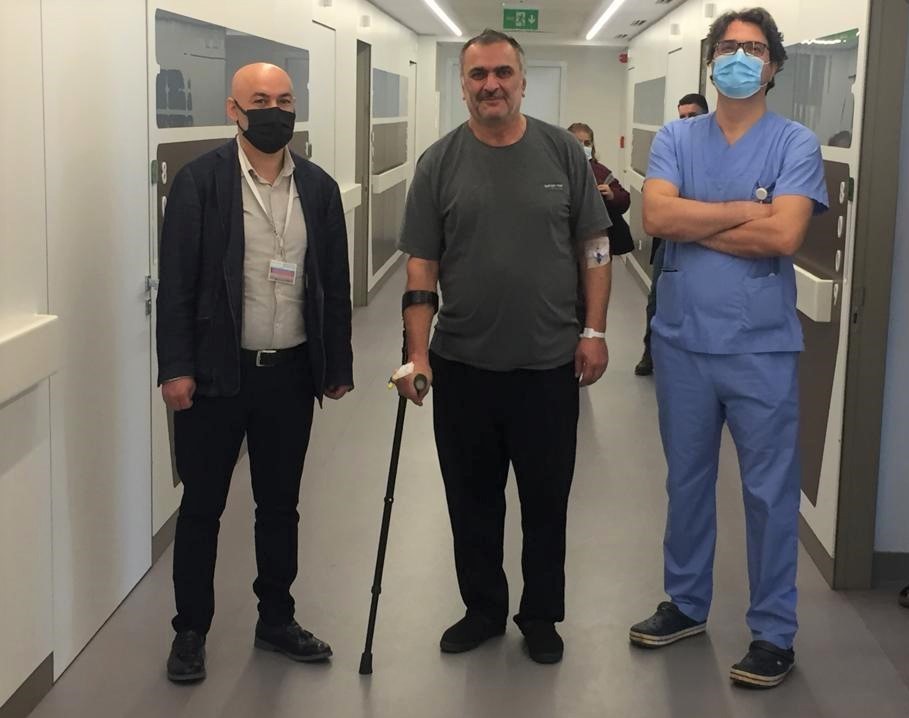 Rusya’dan felçli geldi, İzmir’deki ameliyatın ardından yürüyerek gitti #izmir