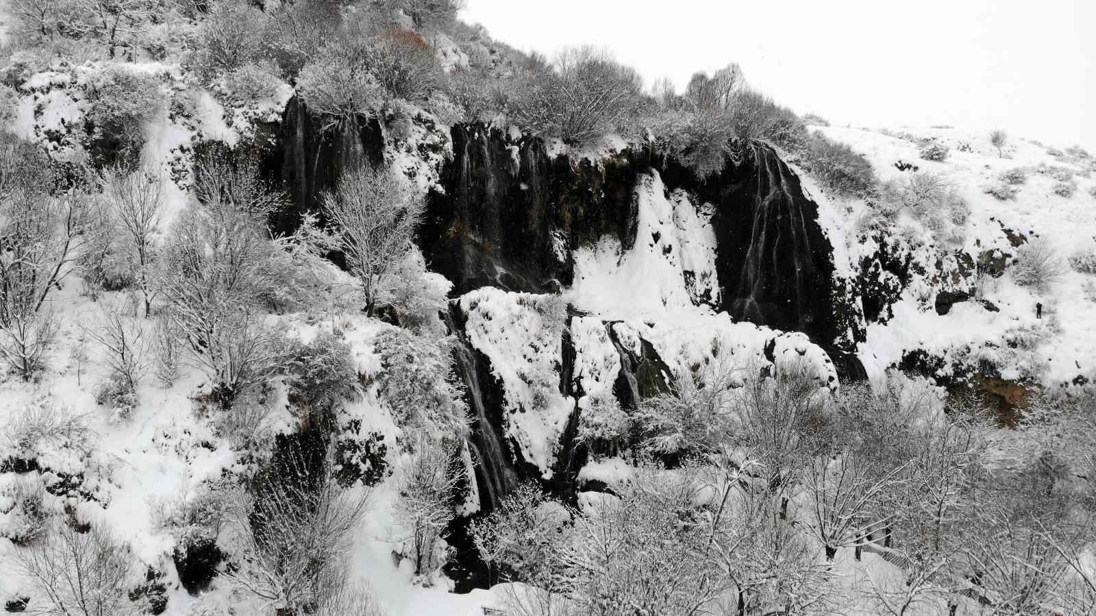 Girlevik şelalesi, kış aylarında karla bir başka güzel #erzincan