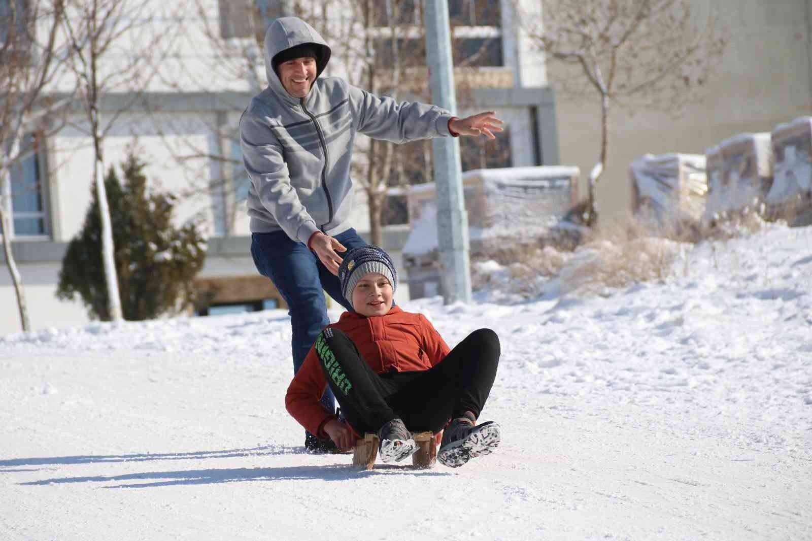 Çocuklar karlı yollarda doyasıya eğlendi #eskisehir