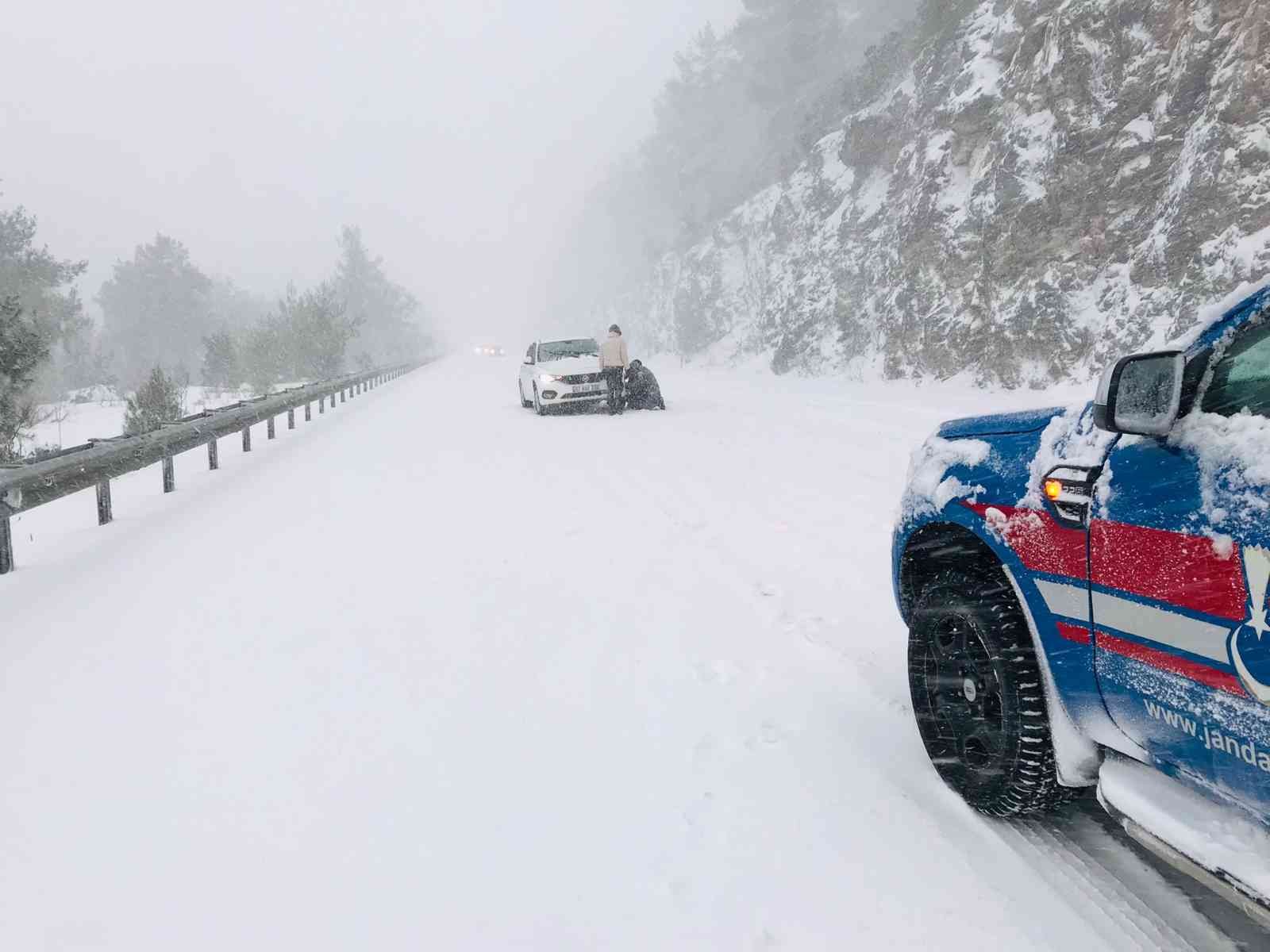 Antalya’da karda mahsur kalan 14 araç ve 32 vatandaş jandarma tarafından kurtarıldı #antalya