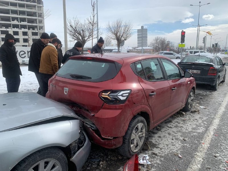 Kayseri’de zincirleme kaza: 2 yaralı #kayseri