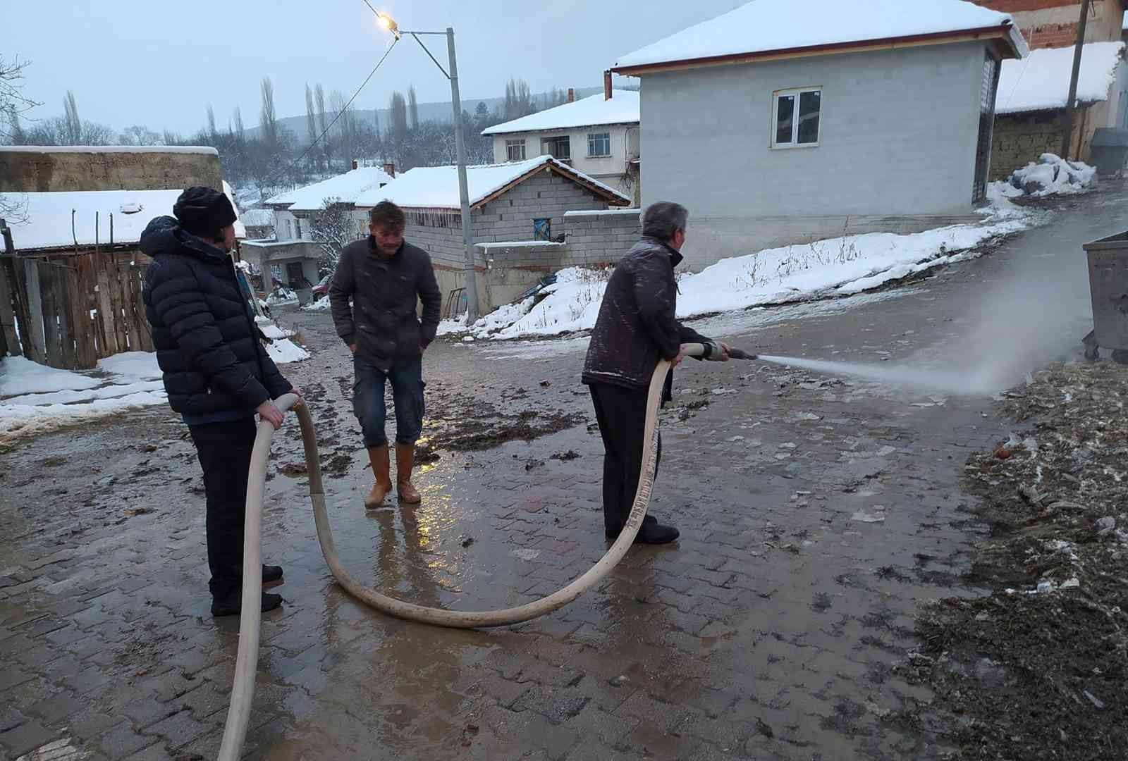 Köylüler yollardaki kar ve buzu kaplıca suyuyla eritiyorlar #kutahya