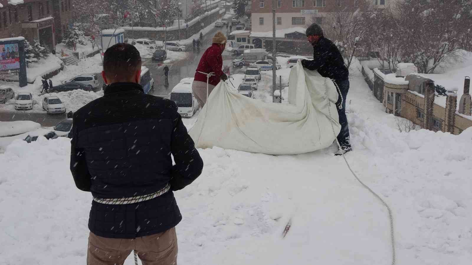 Muş’ta işçilerin çatılarda tehlikeli kar temizliği başladı #mus
