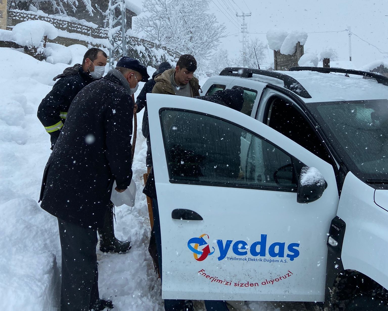 YEDAŞ ekipleri, karla kaplı yolda acil hasta için seferber oldu #ordu
