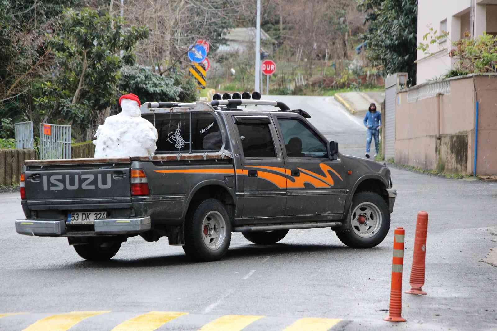Rize’de kardan adama kamyonetin kasasında şehir turu attırdılar #rize